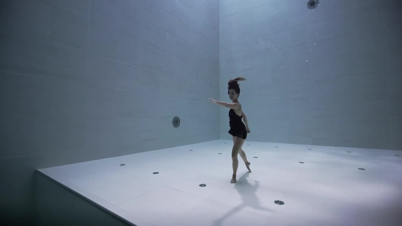 水下舞者纪录片《致我最瘦弱的女儿》